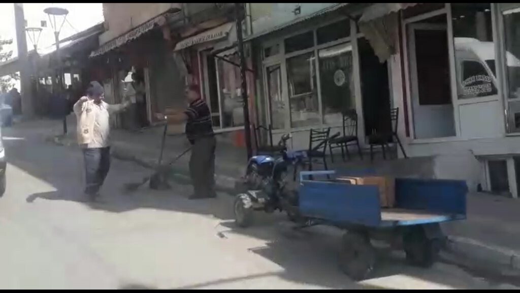 Hem süpürüyor hem de göbek atıyor