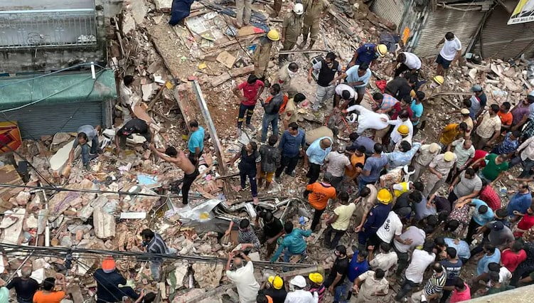 Hindistan’da 4 katlı bina çöktü