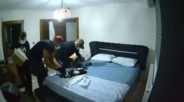 Hırsızlar bebek kamerasına yakalandı