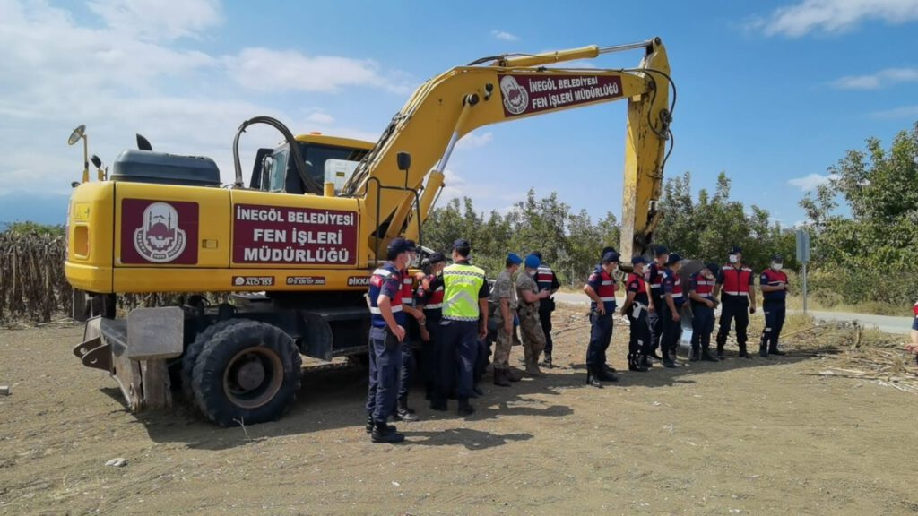 Kaçak mobilya imalathanesi yıkıldı