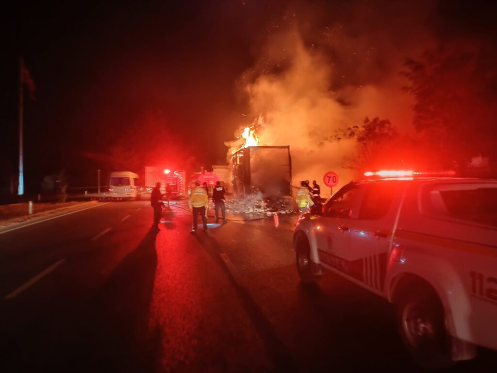 Kağıt havlu yüklü tır yandı