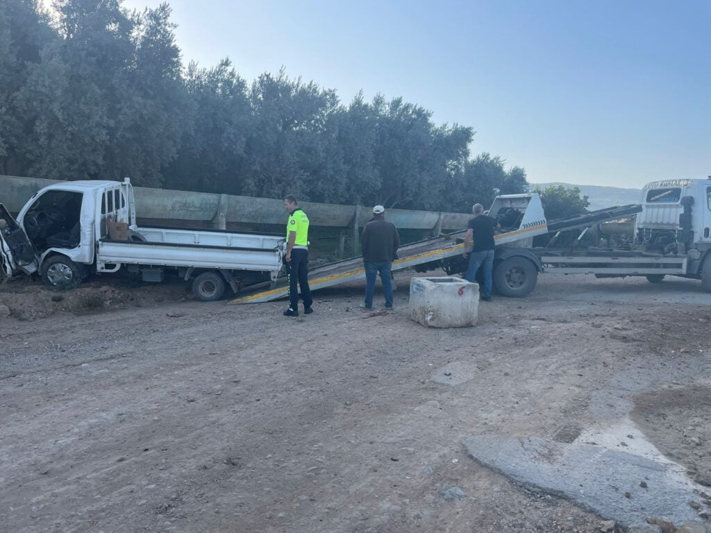 Kamyonet sulama kanalına çarptı