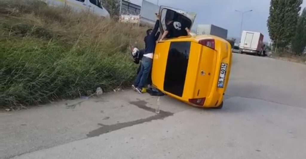 Kamyonun sıkıştırdığı taksi takla attı