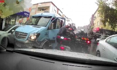 Kasklı motosikletliye kafa attı!