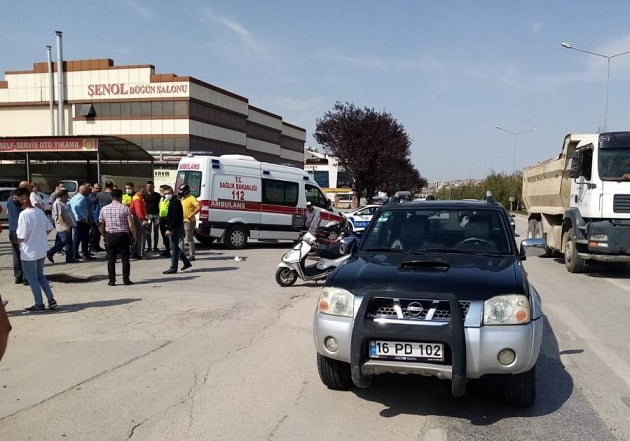 Kamyonetle motosiklet çarpıştı