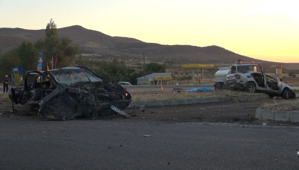 Kırıkkale’de iki otomobil çarpıştı: 6 ölü