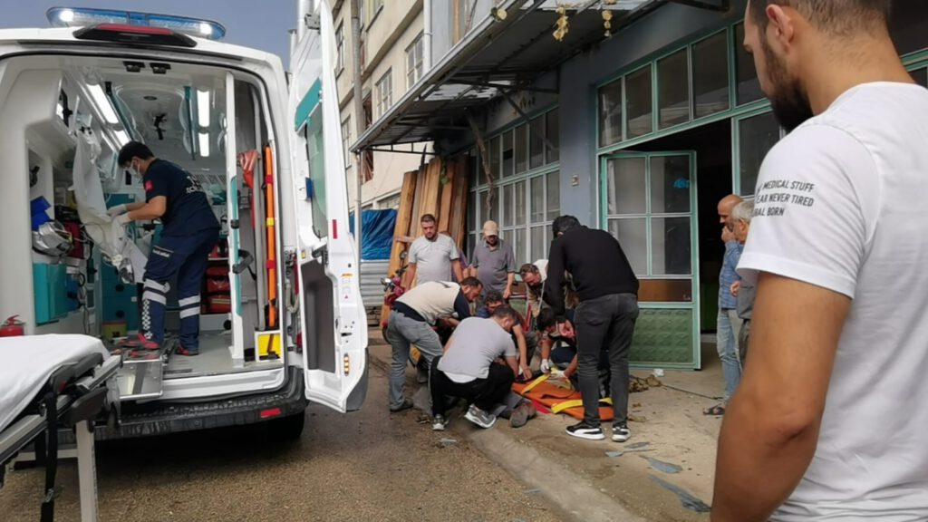 Kırılan demir sac hastanelik etti