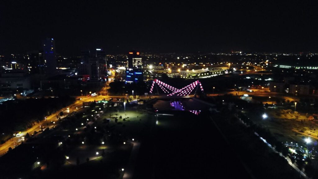 Köprüler ışık saçıyor