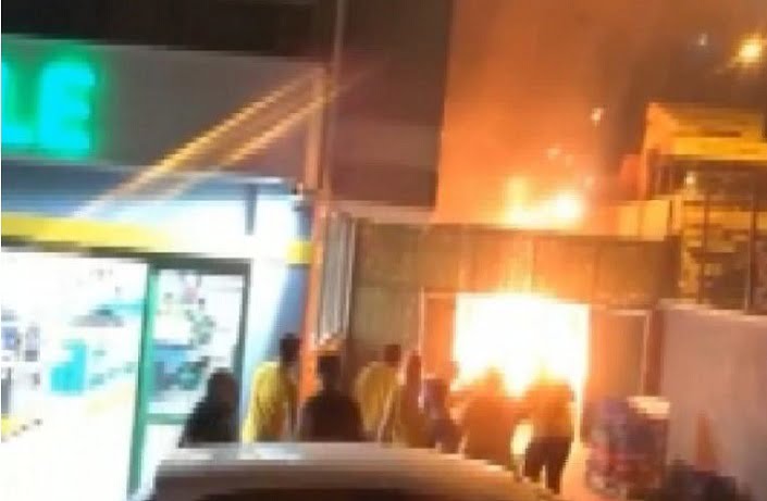 Bursa’da bir marketin deposu kül oldu