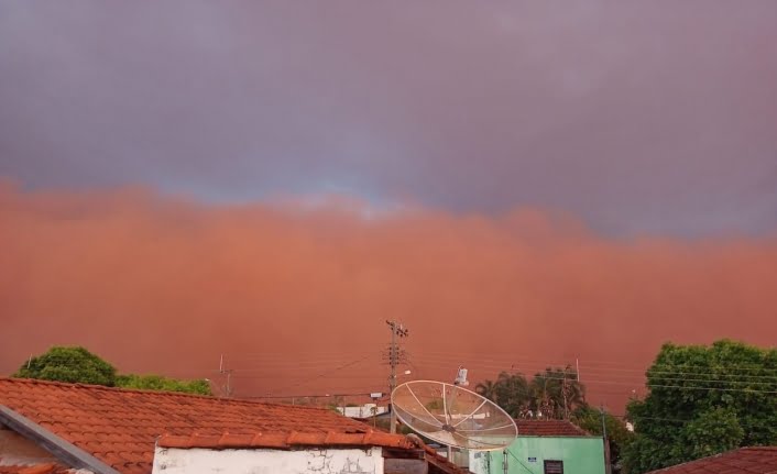 Korku filmi gibi kum fırtınası