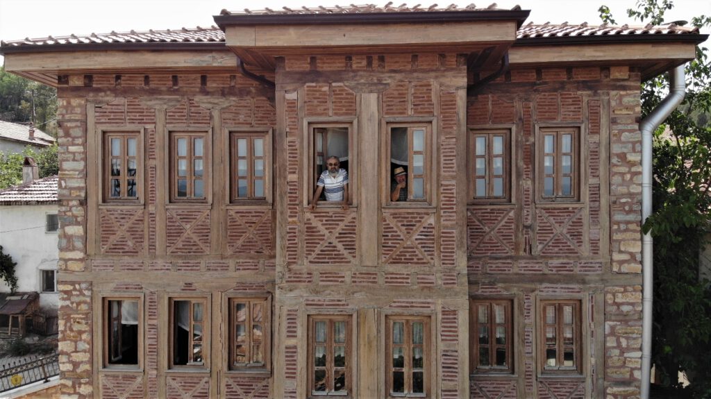 Milyonluk konakta ücretsiz kalıyorlar!