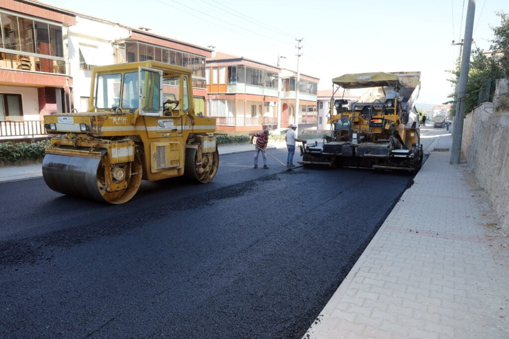 Mudanya’da asfalt çalışmaları devam ediyor