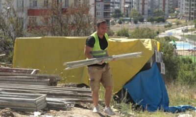 Öğrencileri için inşaatlarda çalışıyor