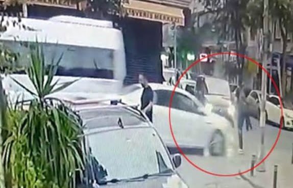 Okula giden öğrenciye araba çarptı