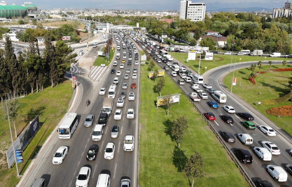 Okullar açıldı trafik kilitlendi