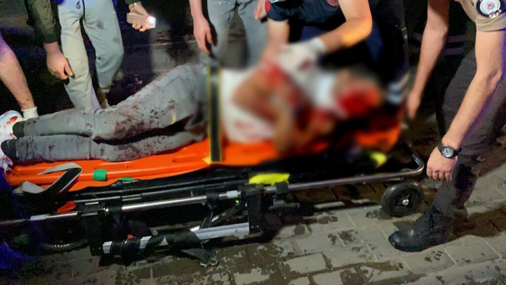 Otomobil, otobüse arkadan çarptı