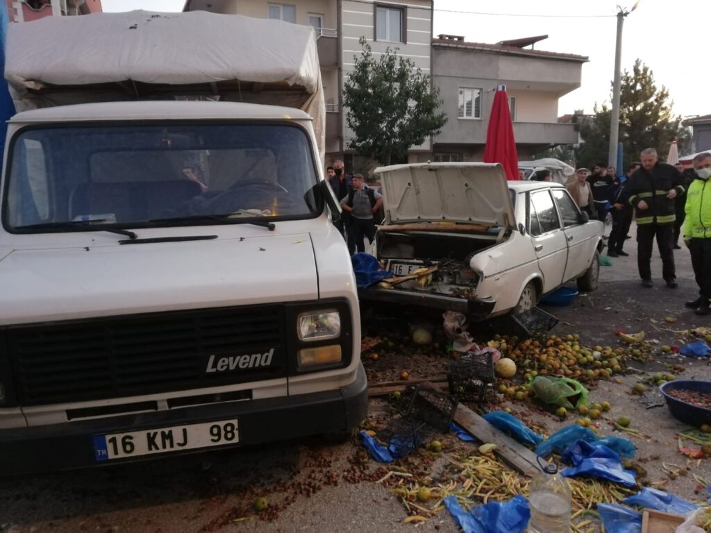 Otomobil pazara daldı: 4 yaralı