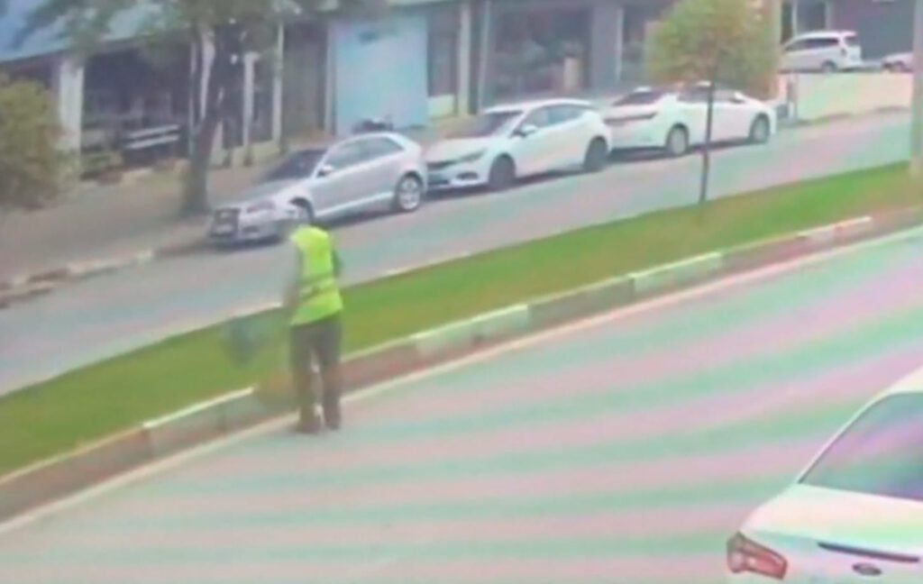 Otomobil; temizlik işçisine çarptı