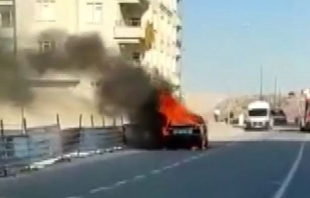 Park halindeki otomobil yandı