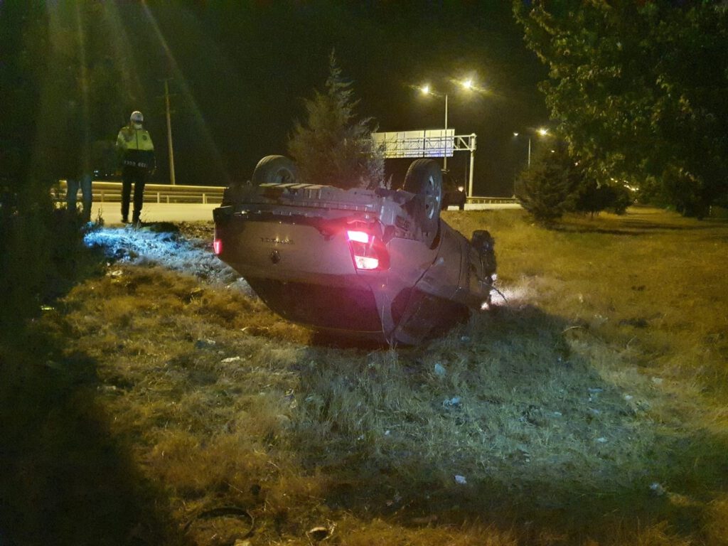 Sürücüyü vatandaşlar kurtardı