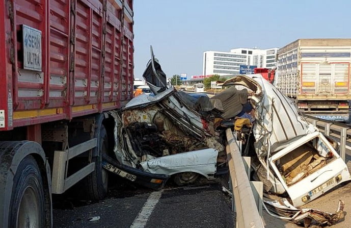 Araba kağıt gibi ezildi: 1 ölü, 2 yaralı