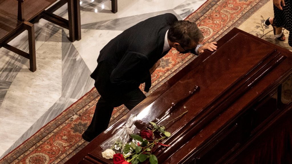 Theodorakis, son yolculuğuna uğurlandı