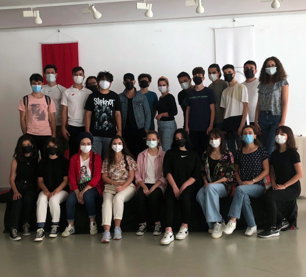 Tiyatro okulu perdelerini açtı