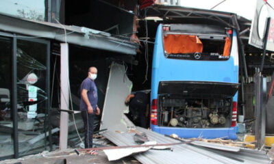 Otobüs karşı şeride geçti