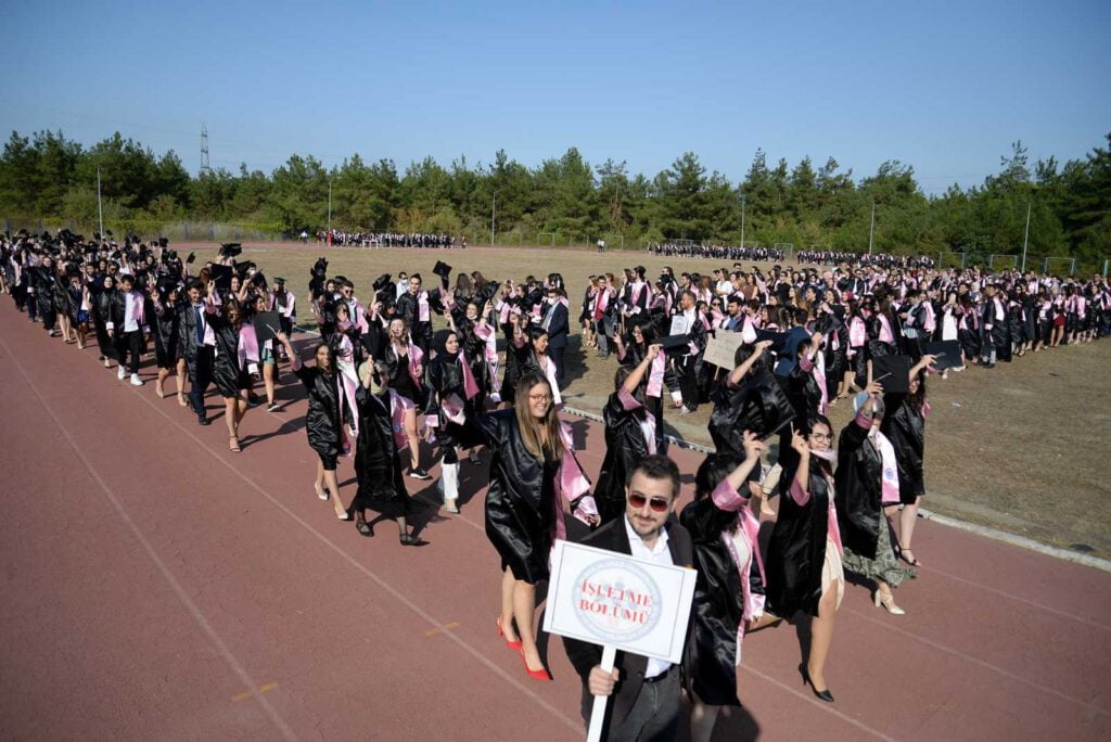 Üniversitede mezuniyet coşkusu