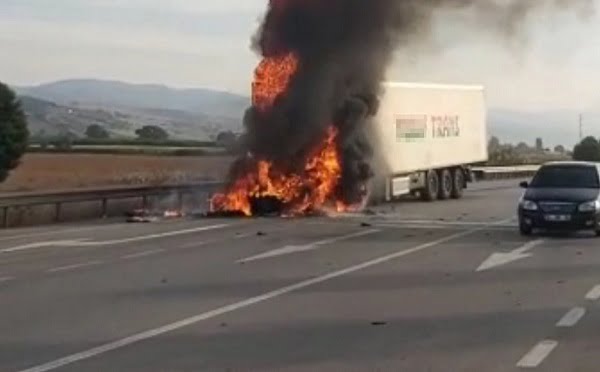Seyir halindeki tır alev alev yandı