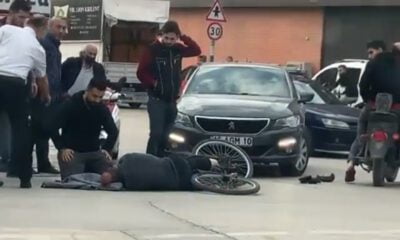 Yaralanan sürücünün başında bekledi