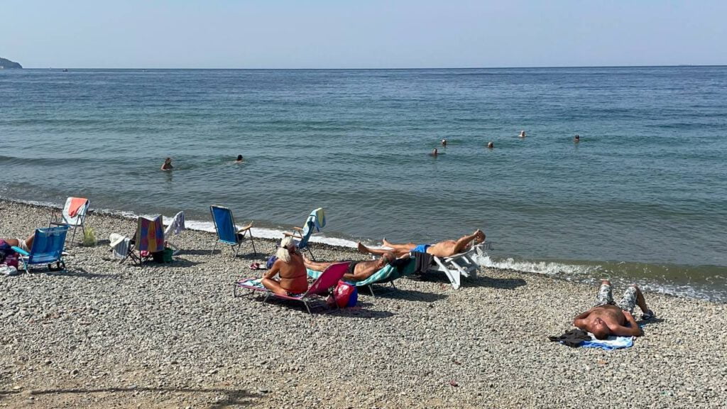 Yaz bitmesine rağmen plajlar dolu