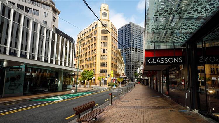 Yeni Zelanda koronavirüs yasaklarını uzattı