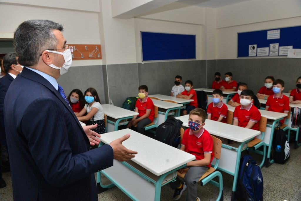 Yılmaz, minik öğrencileri ziyaret etti