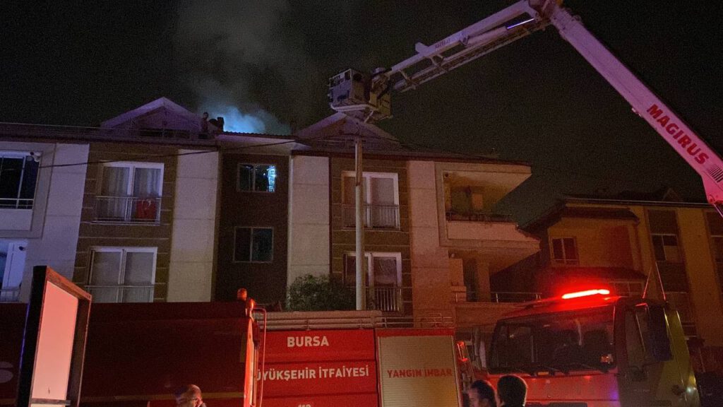 3 katlı binanın teras katında yangın