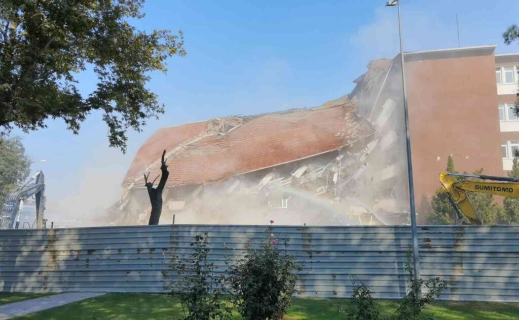 35 yıllık Hükümet Konağı yerle bir oldu