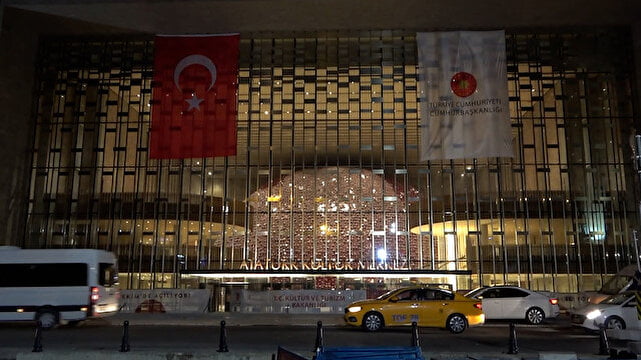 AKM’nin ışıkları yakıldı