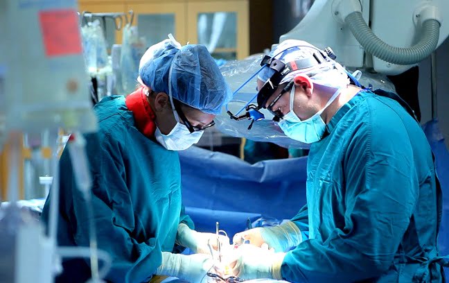 Başkasına ait kimlikle ameliyat oldu!