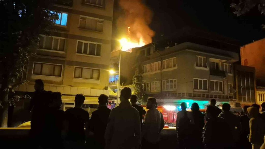 Apartmanın çatısı alev alev yandı