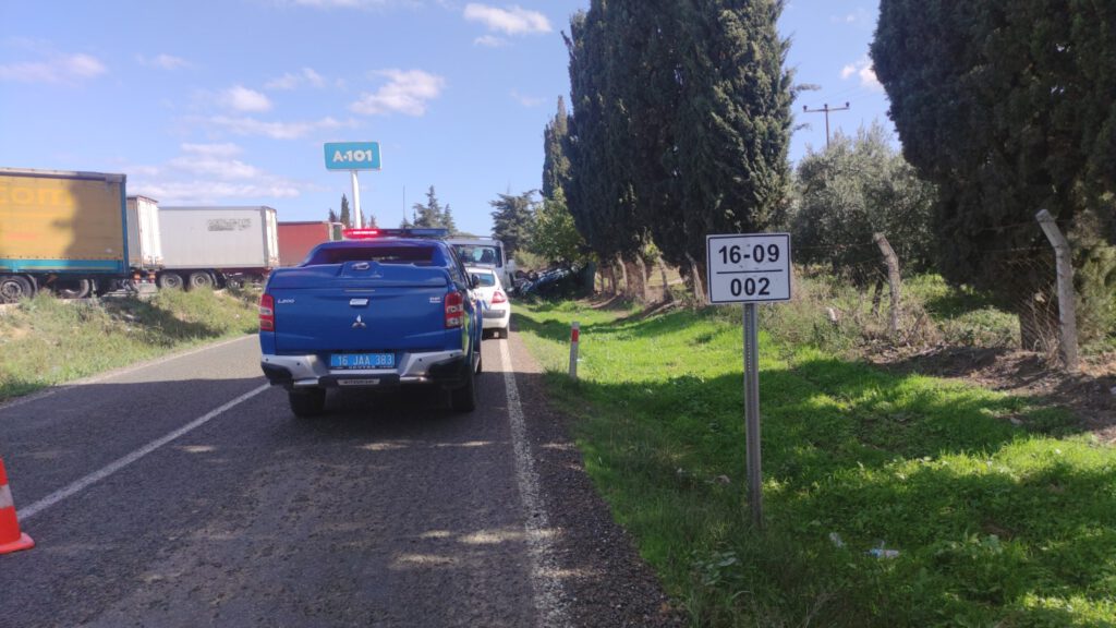 Aracının başında gözyaşı döktü