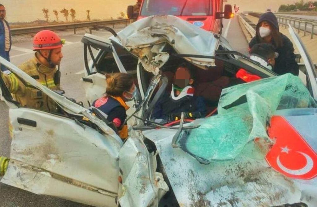 Araçta sıkışan 2 kişiyi itfaiye kurtardı