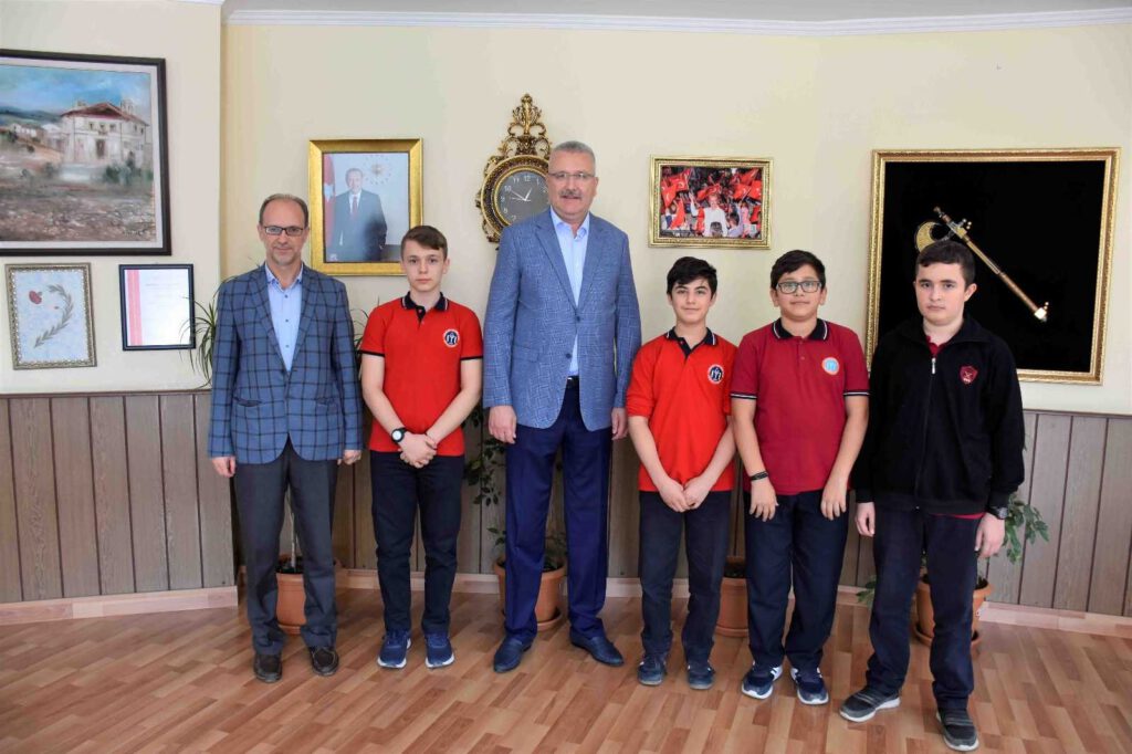 Başkan Özkan hafızları tebrik etti