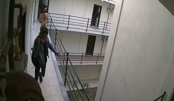 Bıçak isabet etmeyince, sırtına sapladı