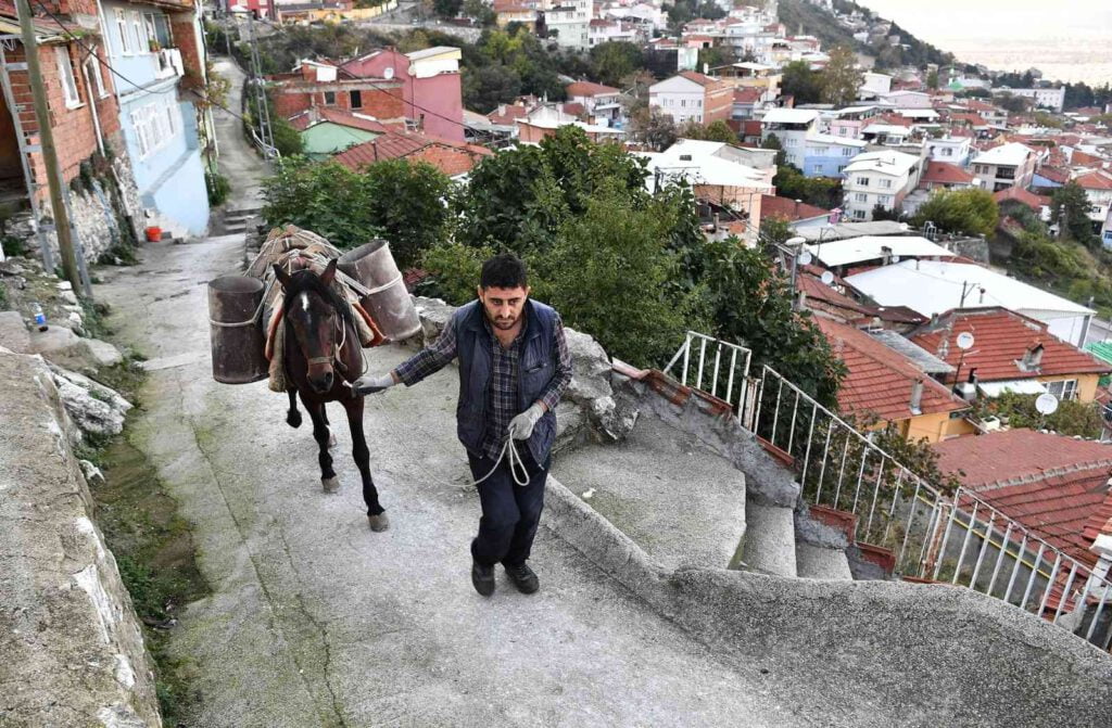 Belediye, atla malzeme taşıyıp yol yapıyor
