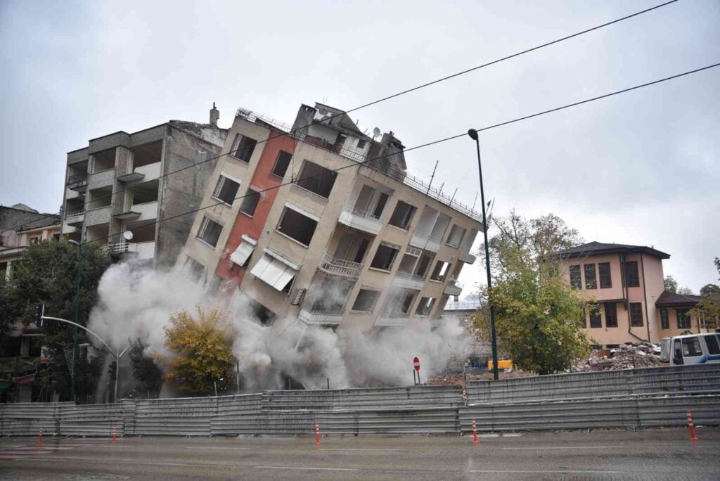 Bursa’da 5 katlı bina böyle yıkıldı