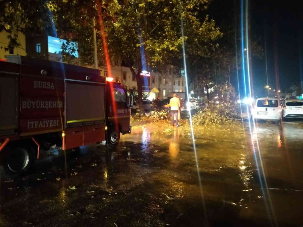 Sağanak ve dolu yağışı hayatı felç etti