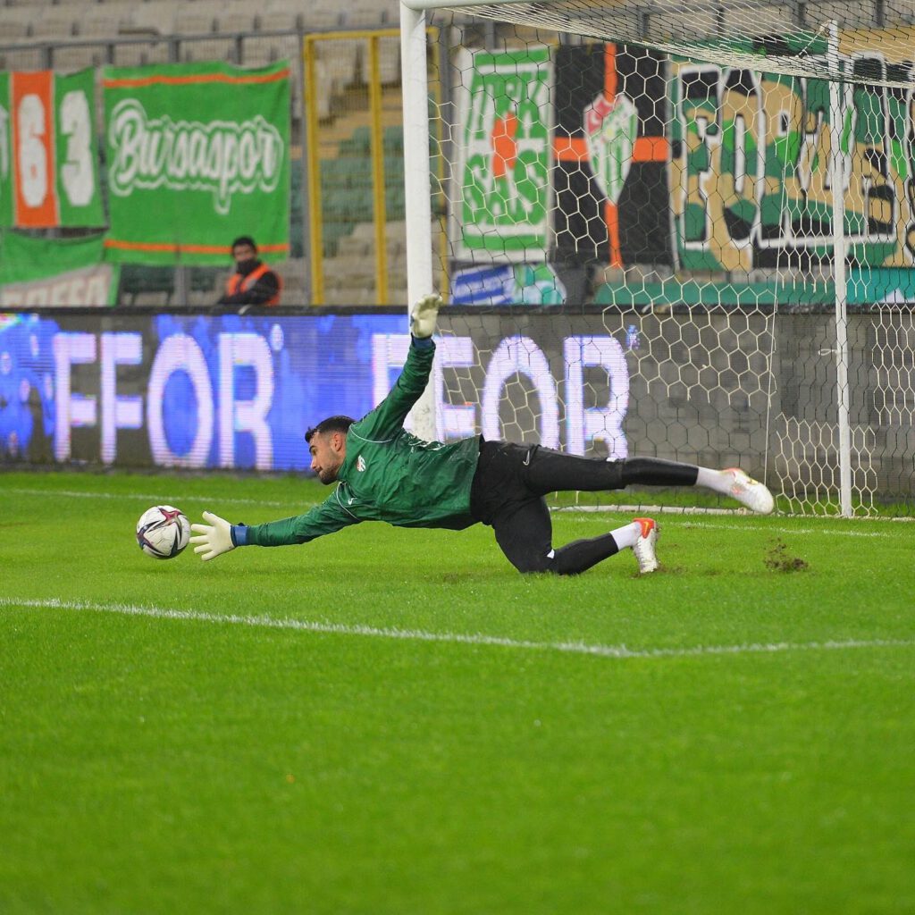 Canberk: “Bu formaya yakışır mücadele edeceğiz”