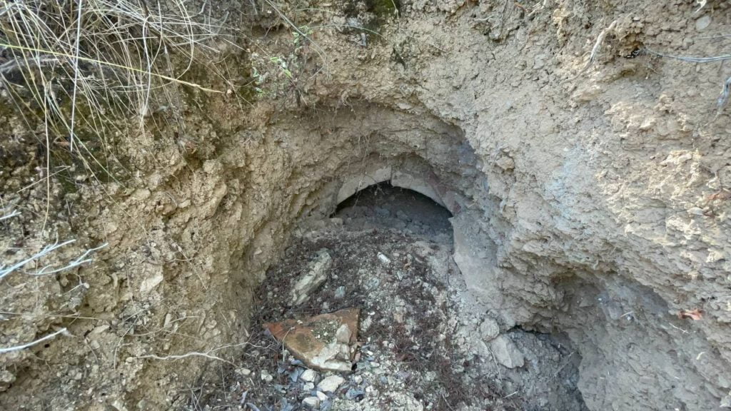 Defineciler tarlaları köstebek yuvasına çevirdi