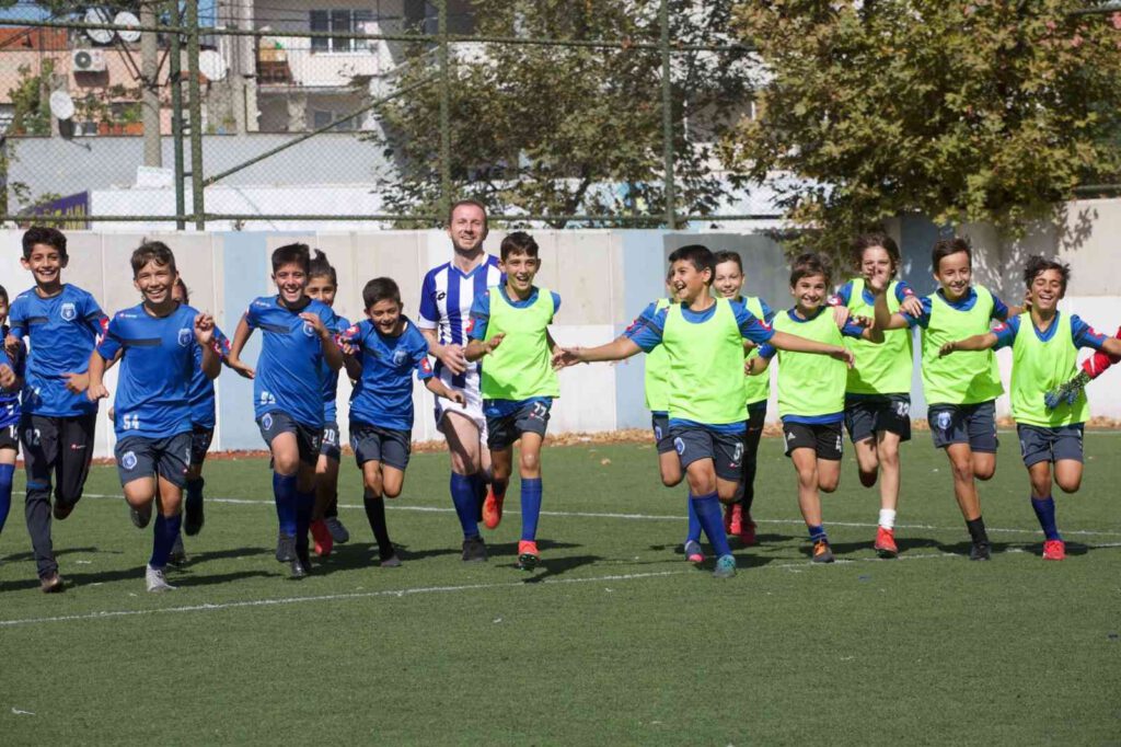 Genç vekil, çocuklarla idmana çıktı