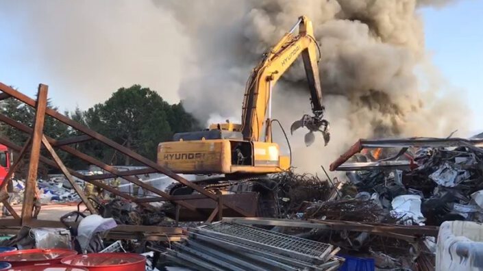 Geri dönüşüm deposunda büyük yangın